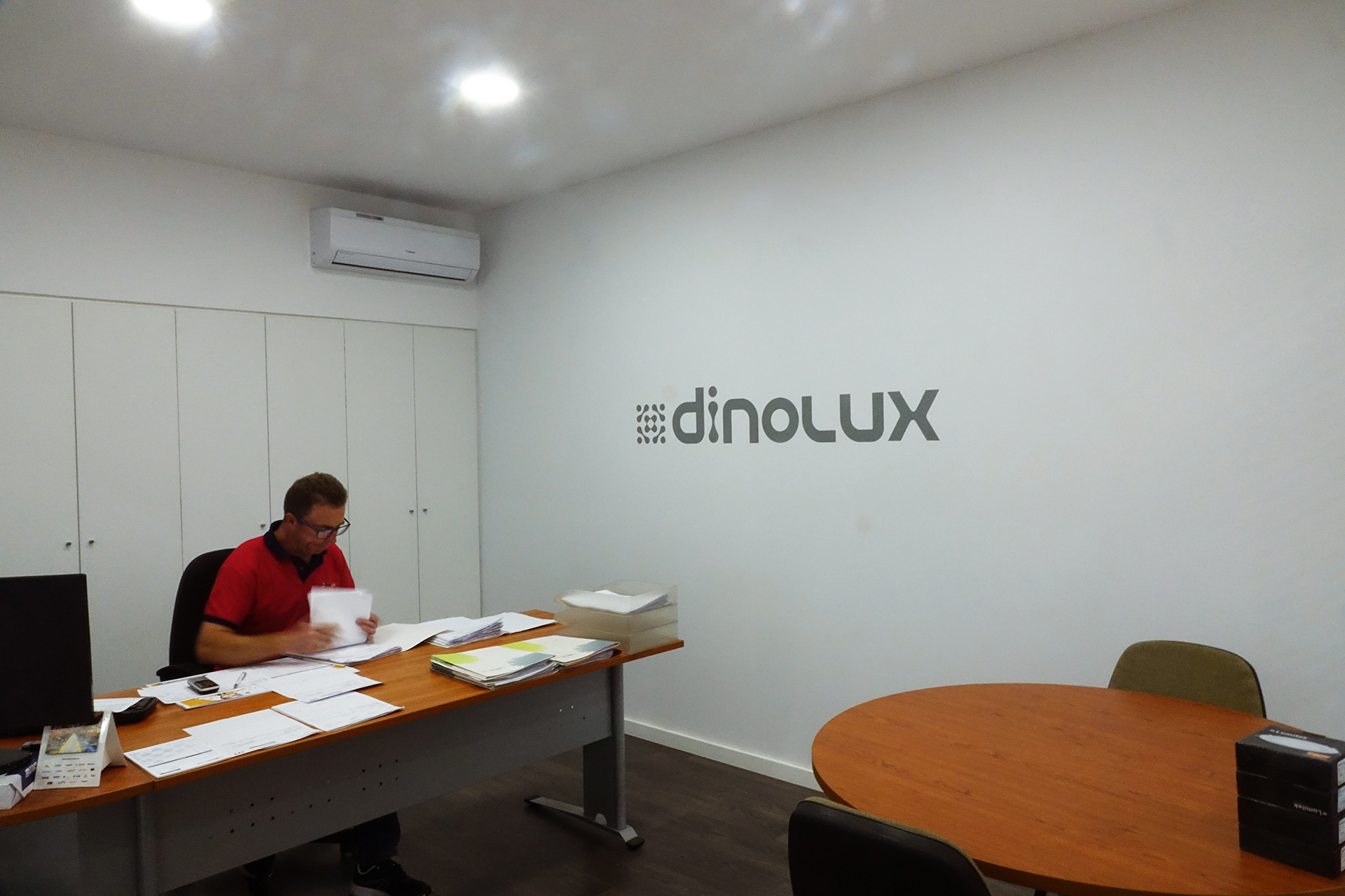 Dinolux, Indústria e Comércio de Material Eléctrico, S.A. - 